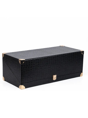 Le coffret Al Makamat noir mis en scène dans un décor élégant.