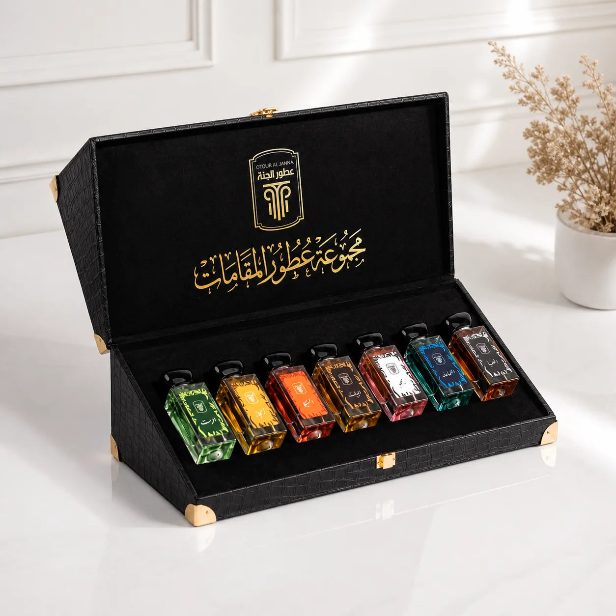 Coffret noir ouvert présentant les 7 parfums de niche Al Makamat.