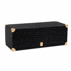 Détail du cuir noir et des finitions dorées du coffret Otour Al Janna.