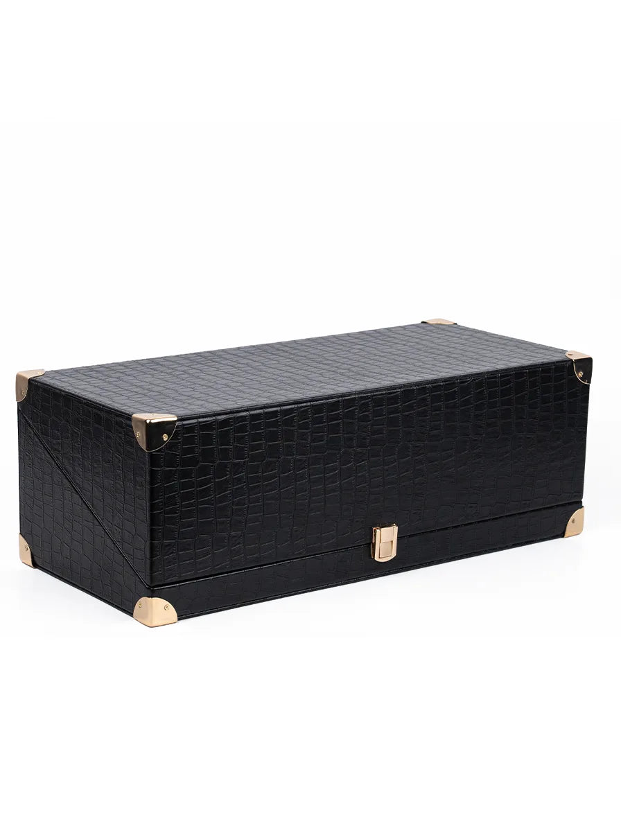 Le coffret Al Makamat noir mis en scène dans un décor élégant.