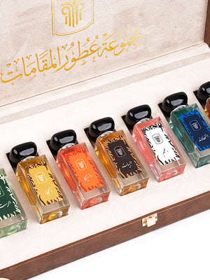 Les 7 flacons de parfum alignés dans leur écrin sur mesure.
