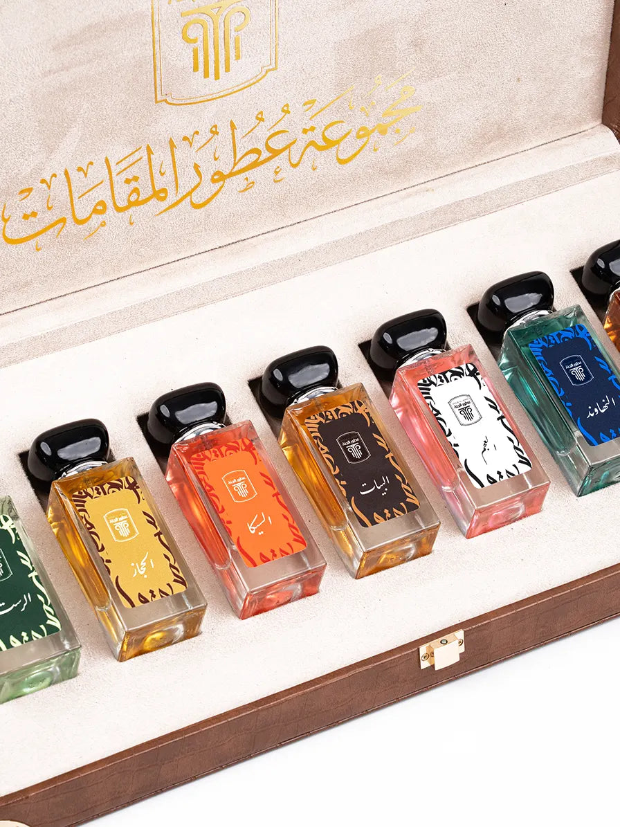 Les 7 flacons de parfum alignés dans leur écrin sur mesure.
