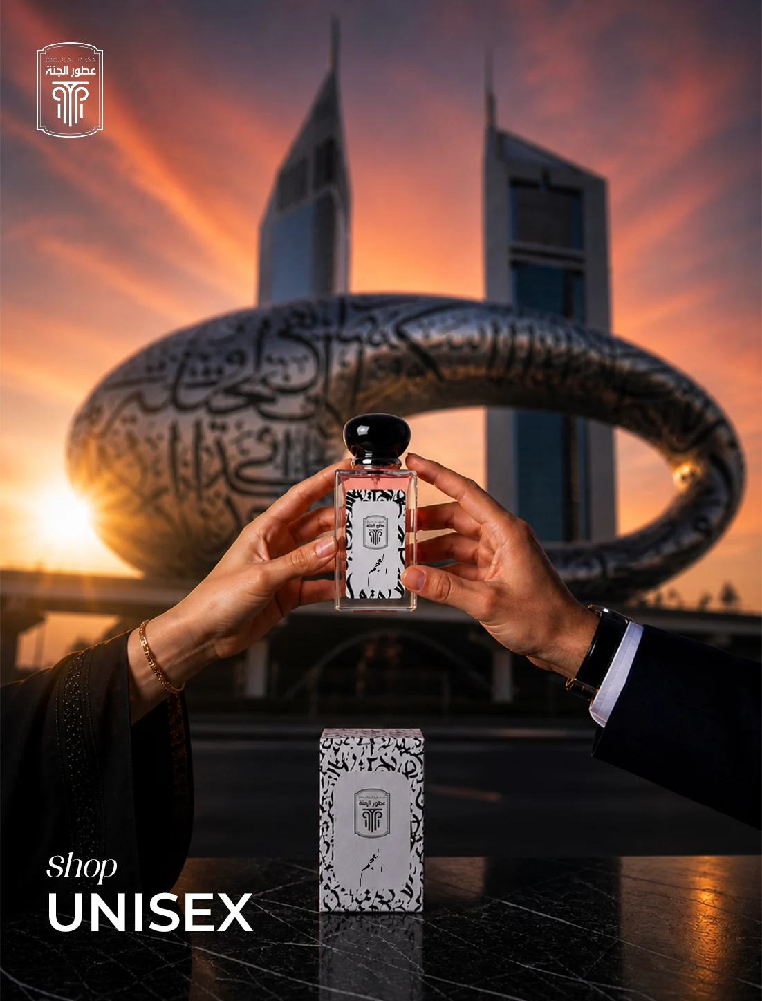 Homme et femme partageant le parfum unisexe Al Ajam d'Otour Al Janna devant le Musée de l'Avenir à Dubaï.